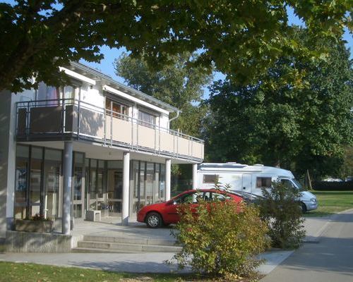 Auenansicht Ferienzimmer mit grozgigem Balkon