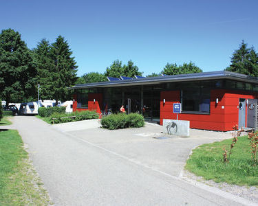 Sanitärgebäude am Spielplatz (Copyright: Camping Kirchzarten)