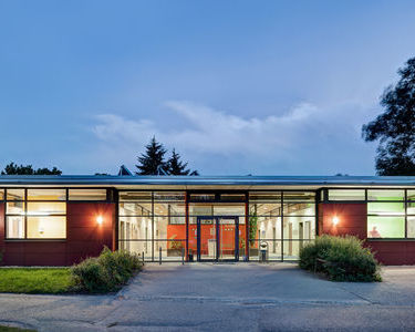 Sanitärgebäude am Spielplatz - Abend (Copyright: Camping Kirchzarten)